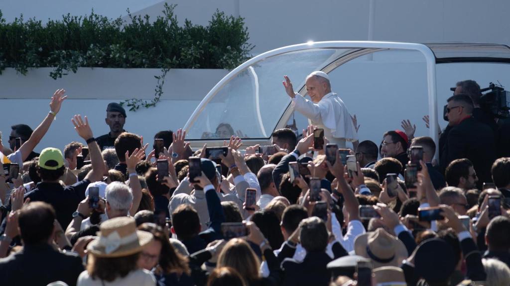 El Papa León XIV llega en papamóvil a la Plaza de Cibeles de Madrid