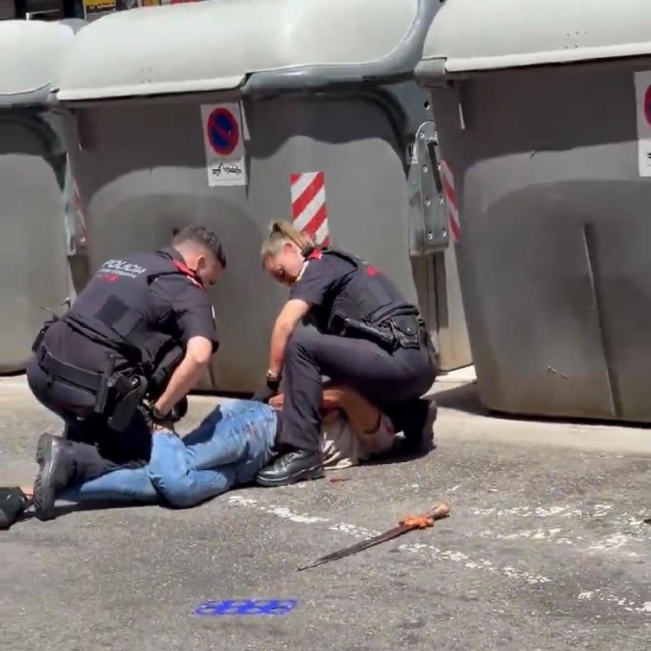 Intervención policial durante la pelea a machetazos este domingo en Badalona