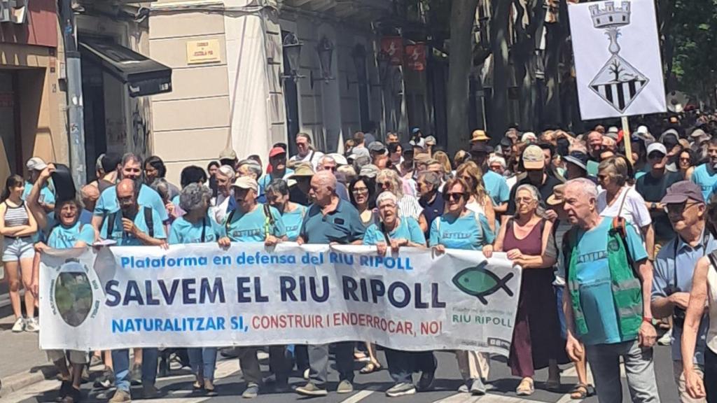 Manifestantes de la plataforma 'En defensa del riu Ripoll' este domingo en Sabadell
