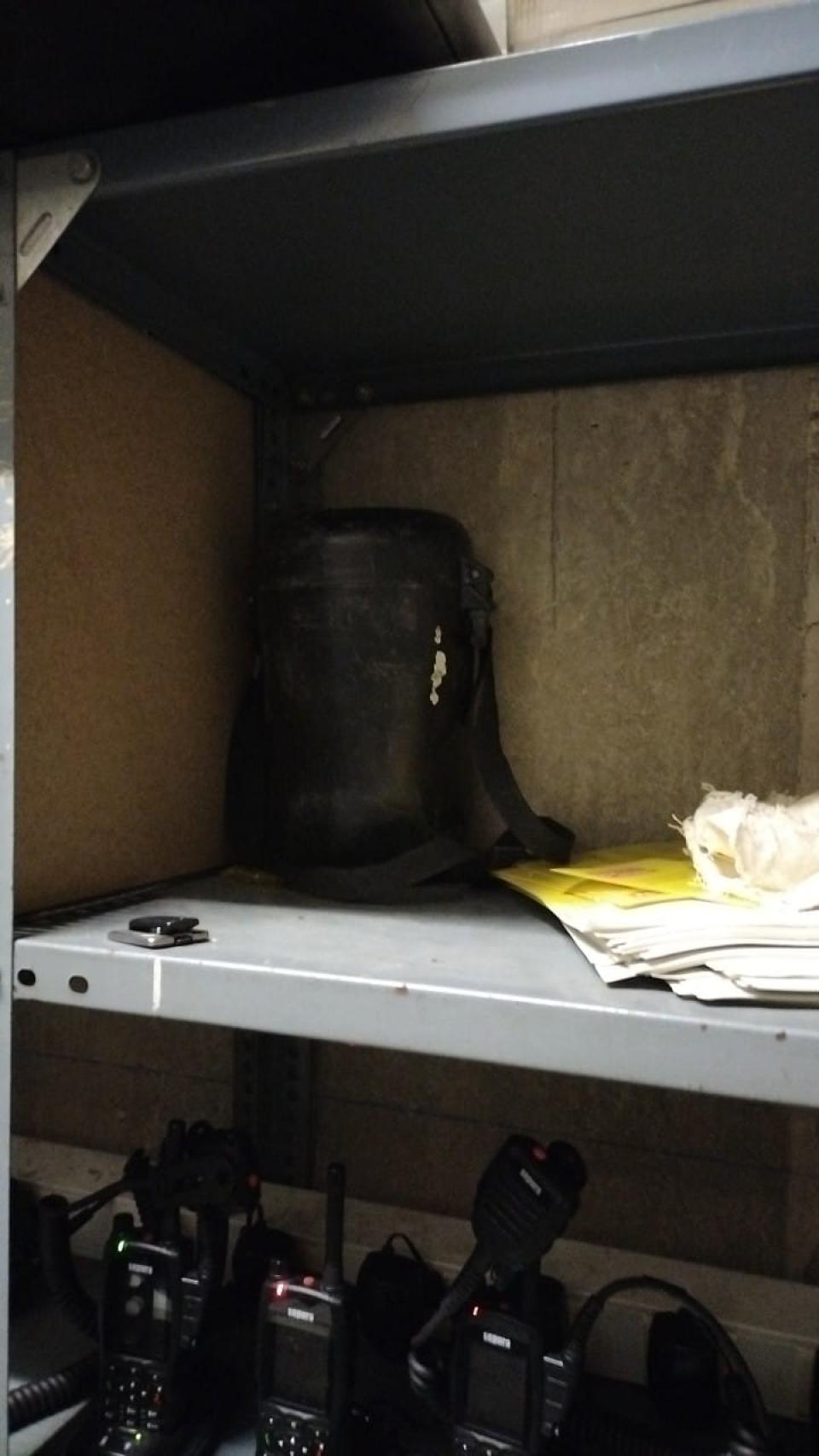 Una de las trampas caseras para ratas de la comisaría de la Policía Municipal de Terrassa