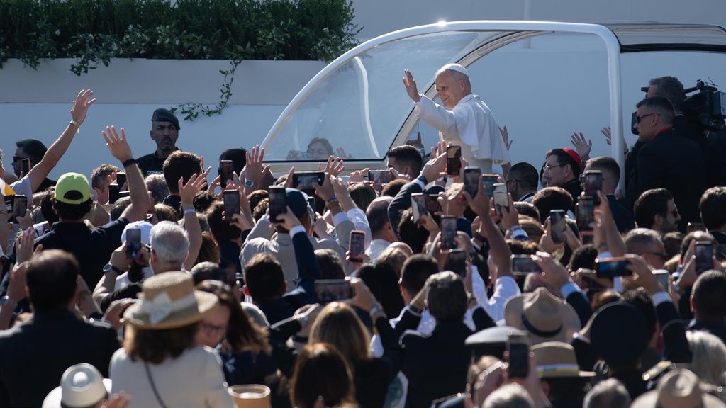 El Papa León XIV llega en papamóvil a la Plaza de Cibeles de Madrid