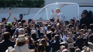 El Papa León XIV llega en papamóvil a la Plaza de Cibeles de Madrid
