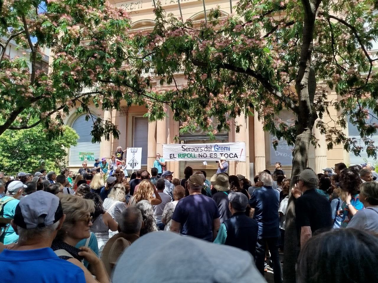 Manifestants de la plataforma 'En defensa del riu Ripoll' aquest diumenge a Sabadell