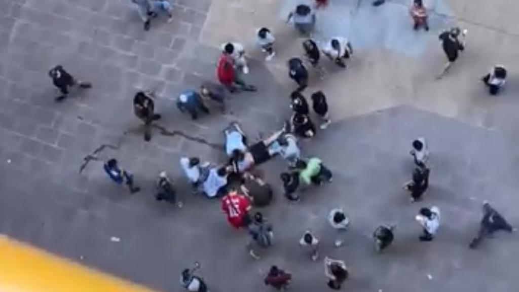 Imagen del tiroteo de este domingo en Zona Franca desde uno de los balcones de la calle de la Mineria