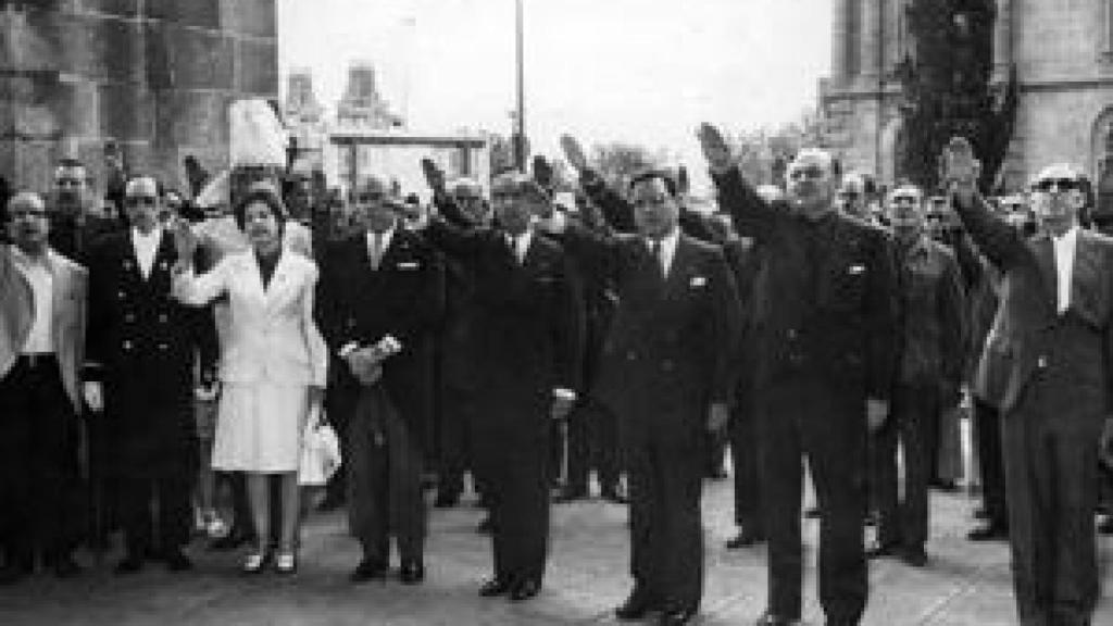 El alcalde de Barcelona, Enric Masó, el presidente de la Diputación, Juan Antonio Samaranch, y el ministro del Interior, Rodolfo Martín Villa, celebran el 18 de julio de 1974 en las Atarazanas. Masó no hace el saludo fascista.