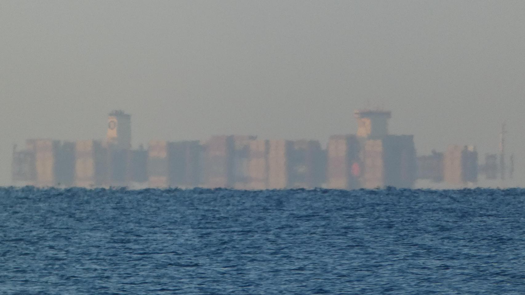 Un barco en la playa de Gavà que parece una ciudad flotante