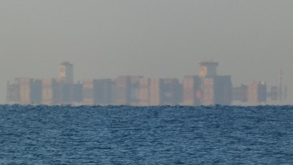 Un barco en la playa de Gavà que parece una ciudad flotante