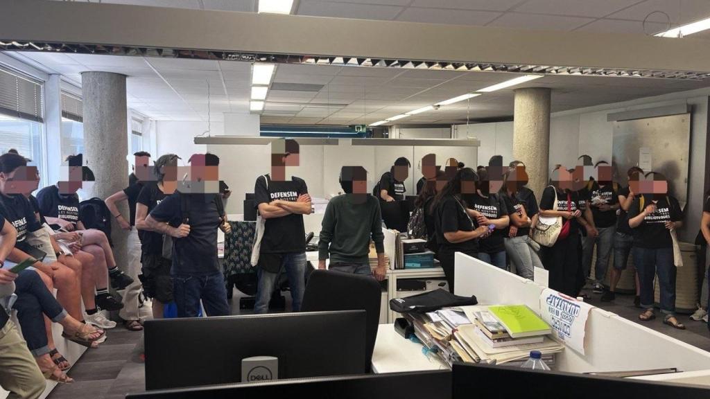 Los trabajadores de las bibliotecas durante su protesta