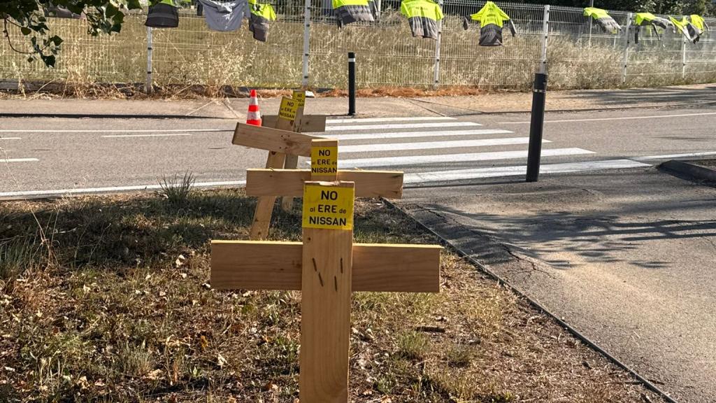 Els treballadors de Nissan acampen davant del centre de recanvis d'El Prat