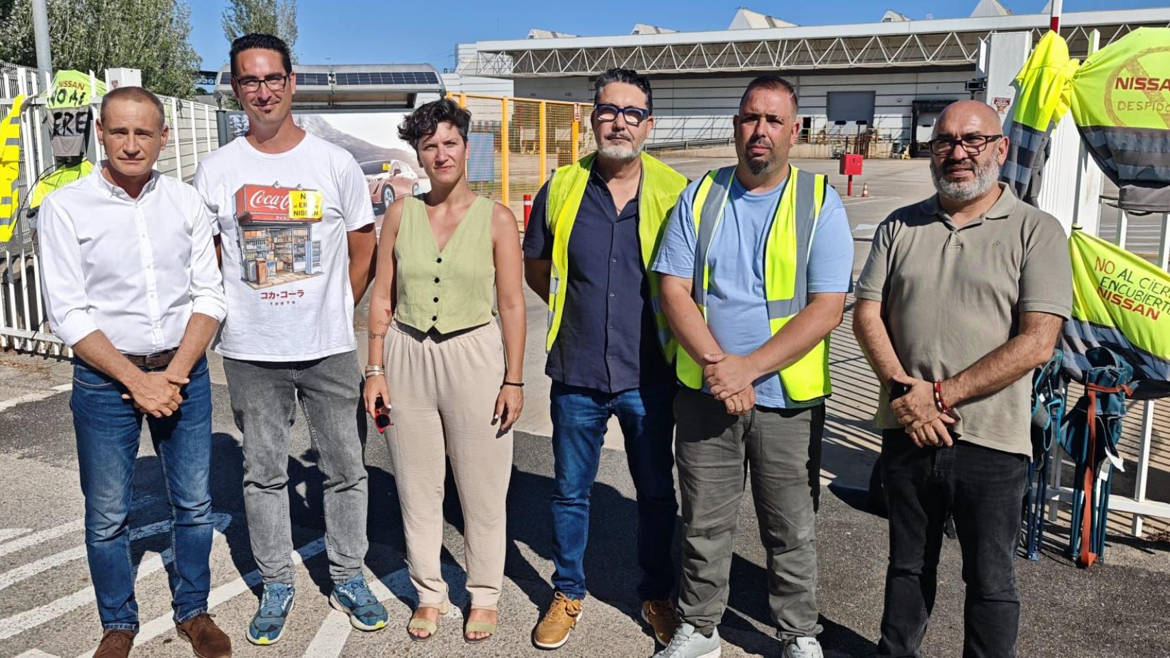 Trabajadores del centro de recambios de Nissan posan junto a la alcaldesa de El Prat, Alba Bou, frente la planta