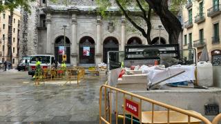 Sin terrazas y a medio gas: los comercios del Raval improvisan su estrategia ante el blindaje por la visita del Papa
