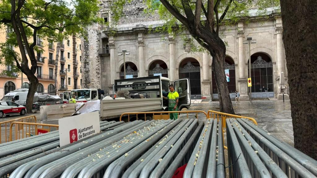 Limpieza y seguridad en la Plaza de Sant Agustí un día antes de la visita del Papa León XIV