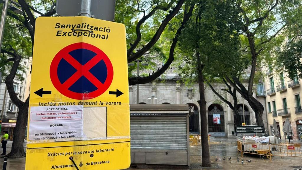 Limpieza y seguridad en la Plaza de Sant Agustí un día antes de la visita del Papa León XIV