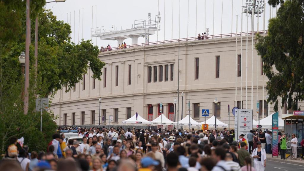 Cientos de personas en las inmediaciones del Estadi Olimpic