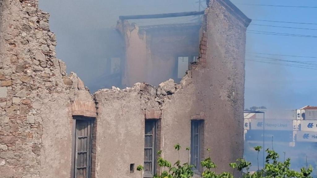 Casa abandonada ardiendo