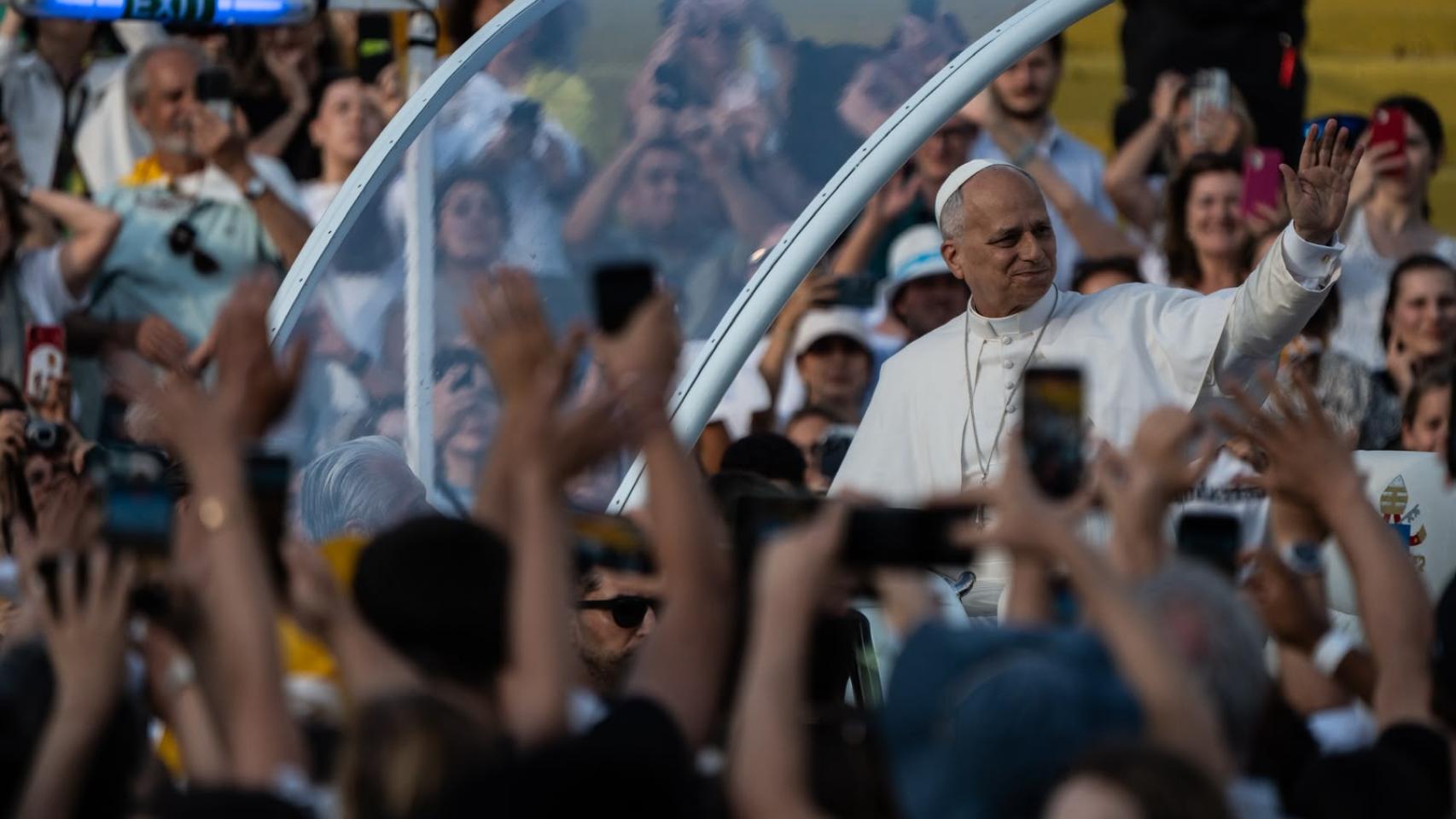 El Papa León XIV llegando al Estadi Olímpic