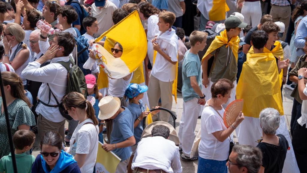 Fidels esperen l'arribada de Leó XIV a la Catedral de Barcelona