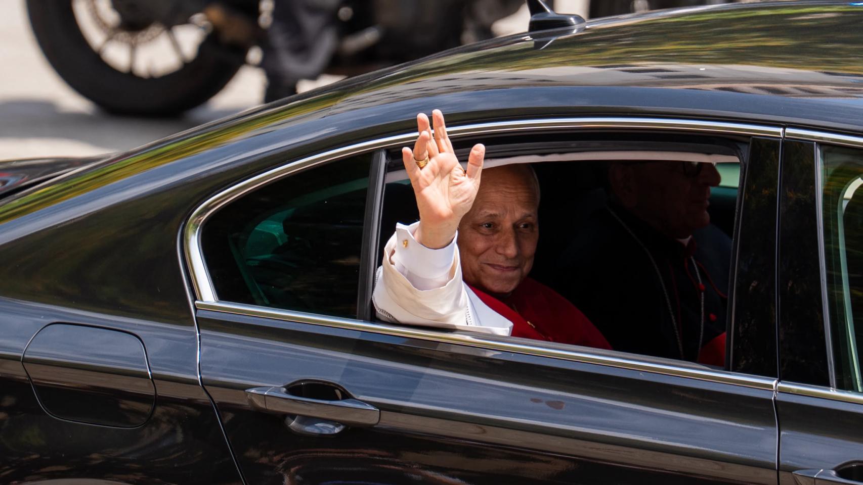 El papa León XIV durante su llegada a la Catedral de Barcelona 