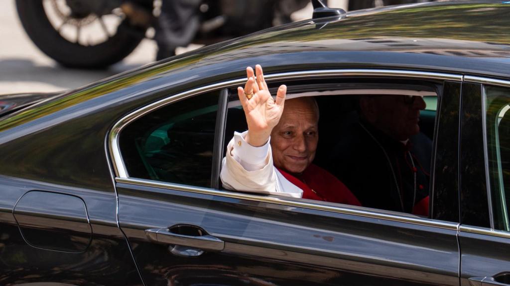 El papa León XIV durante su llegada a la Catedral de Barcelona 
