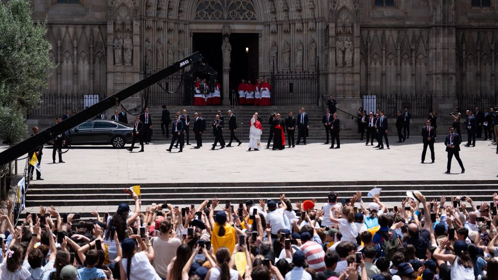 Seguidors rebent el Papa a la Catedral de Barcelona