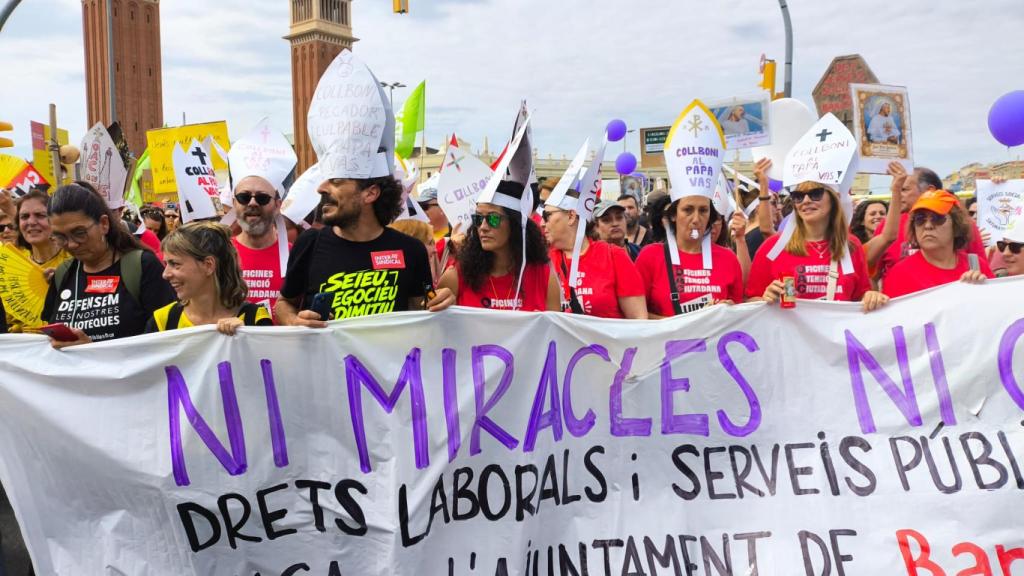 Manifestació de treballadors municipals i d'Educació durant la visita del Papa