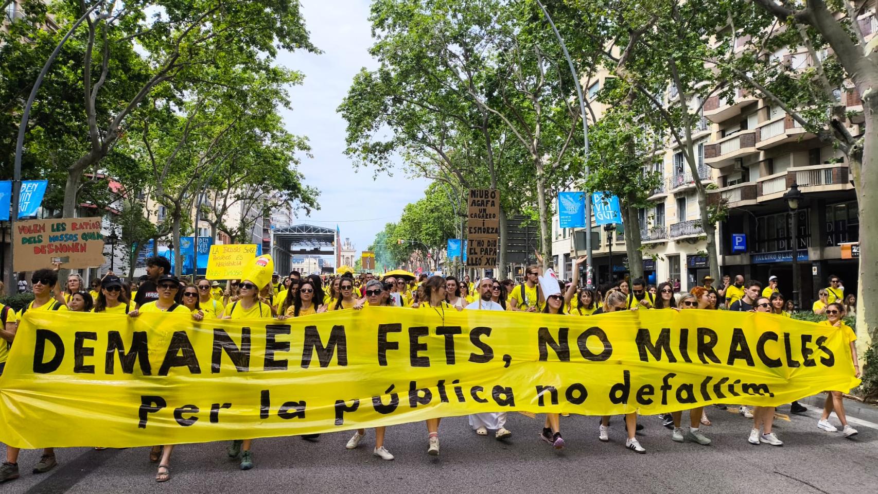 Manifestación de trabajadores municipales y de Educació durante la visita del Papa