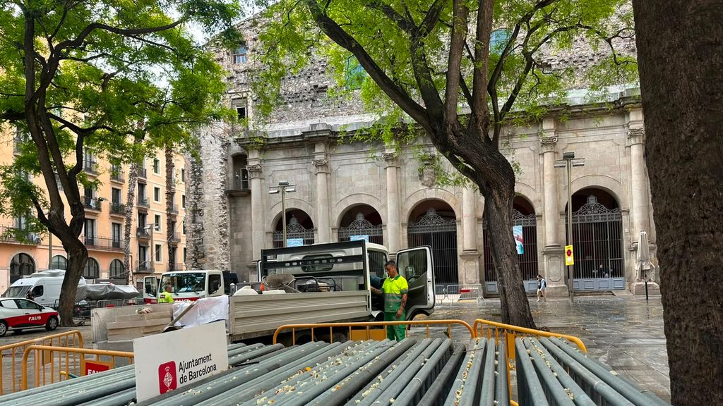 Neteja i seguretat a la Plaça de Sant Agustí un dia abans de la visita del Papa Lleó XIV