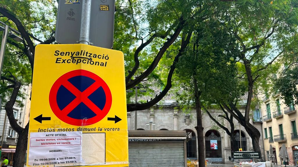 Neteja i seguretat a la Plaça de Sant Agustí un dia abans de la visita del Papa Lleó XIV