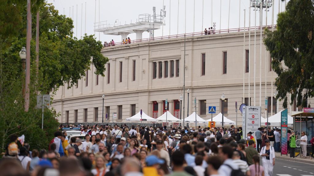 Centenars de persones als voltants de l'Estadi Olímpic