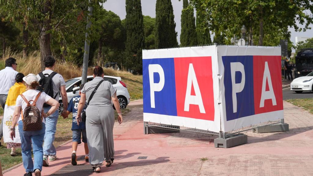 Persones caminant de camí a l'Estadi Olímpic