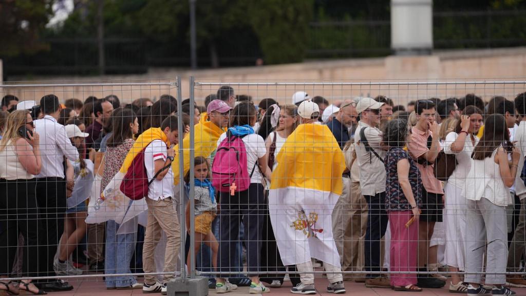 Cientos de personas haciendo cola para entrar al Estadi Olimpic