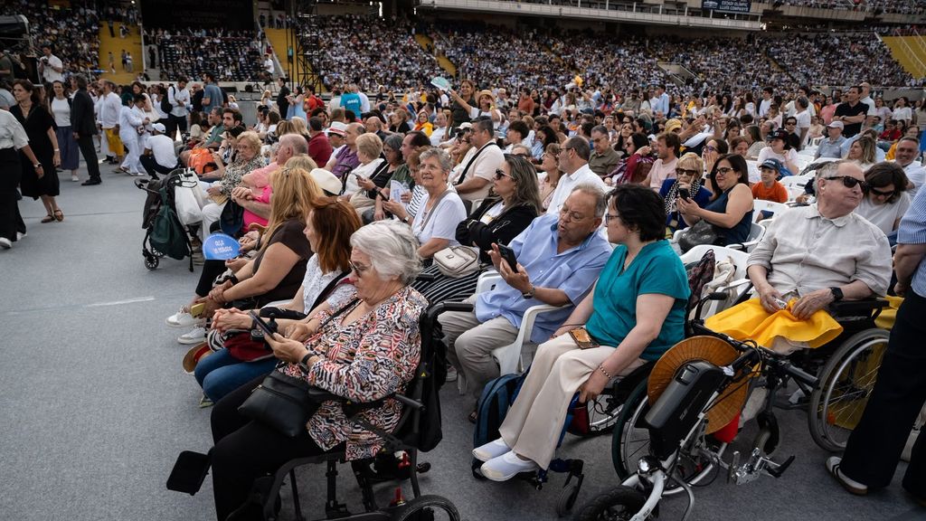 Espectadors a l'Estadi Olímpic veient la vigília de Lleó XIV