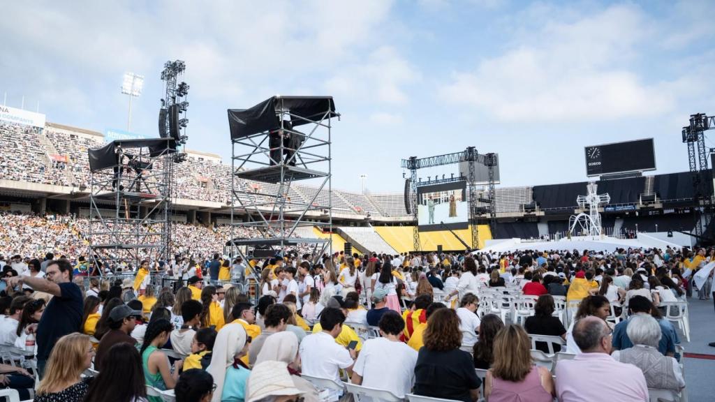 Assistents a la vetlla de l'Estadi Olímpic del Papa Lleó XIV