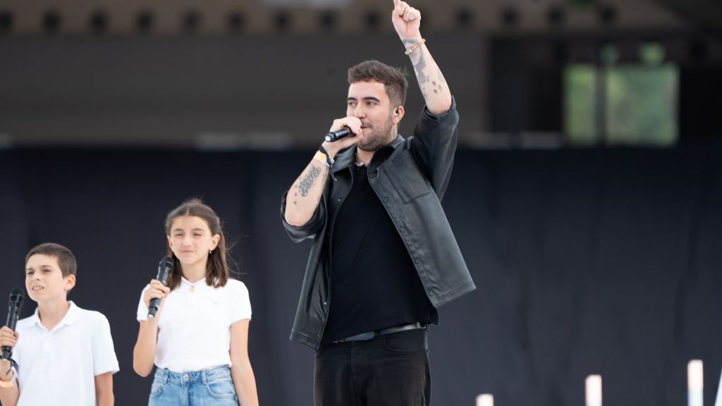 L'artista Beret durant la seva actuació a la vetlla del Papa Lleó XIV, a l'Estadi Olímpic