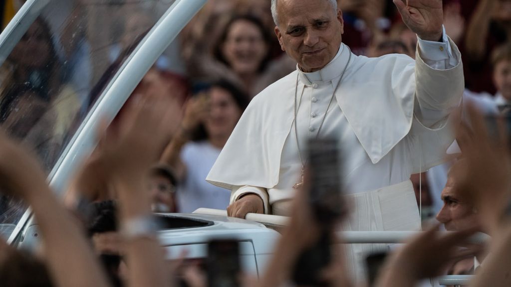 El Papa Lleó XIV durant la volta en papamòbil a l'Estadi Olímpic