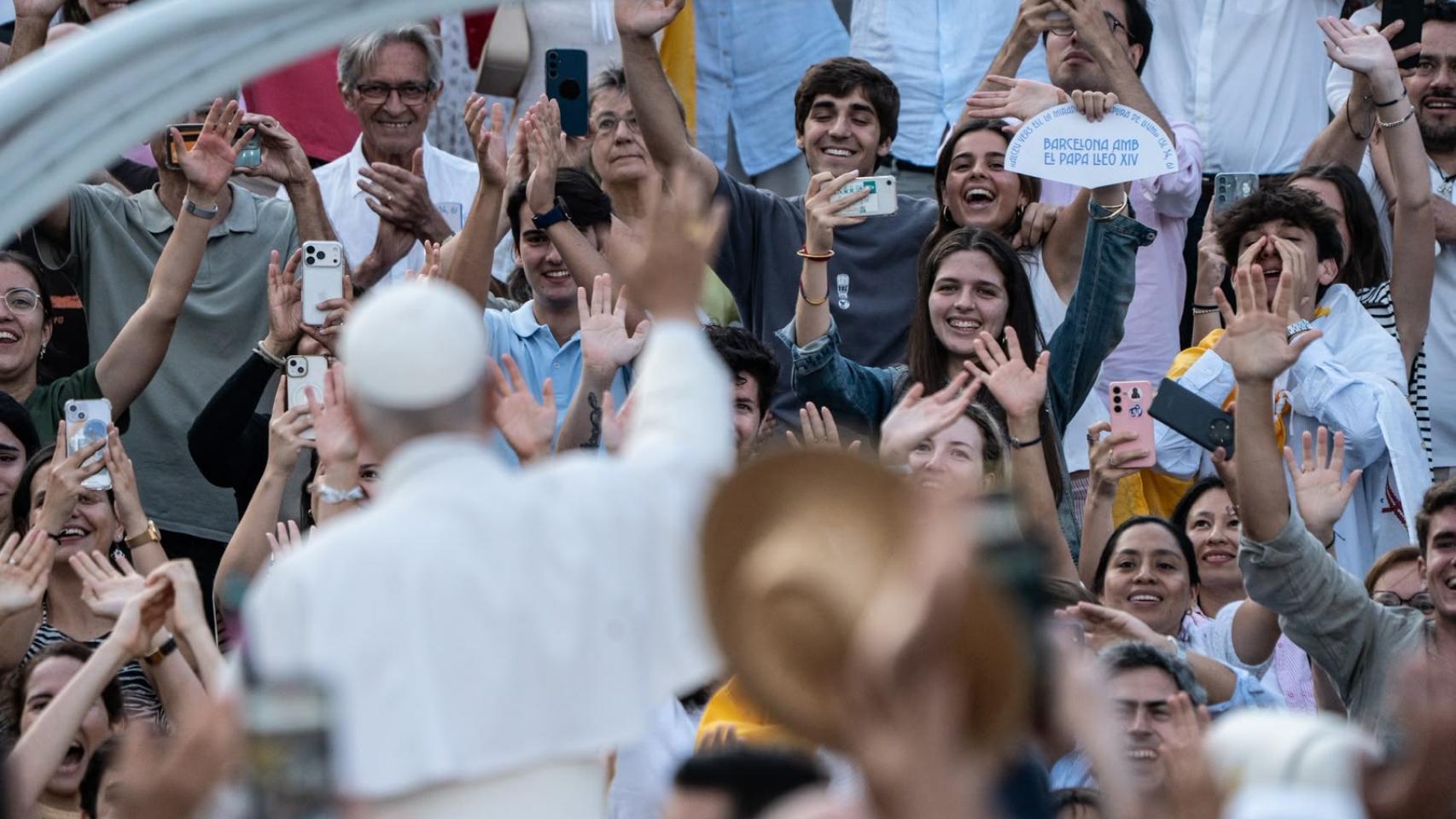 El Papa León XIV recorre el Estadi Olímpic en su papamóvil