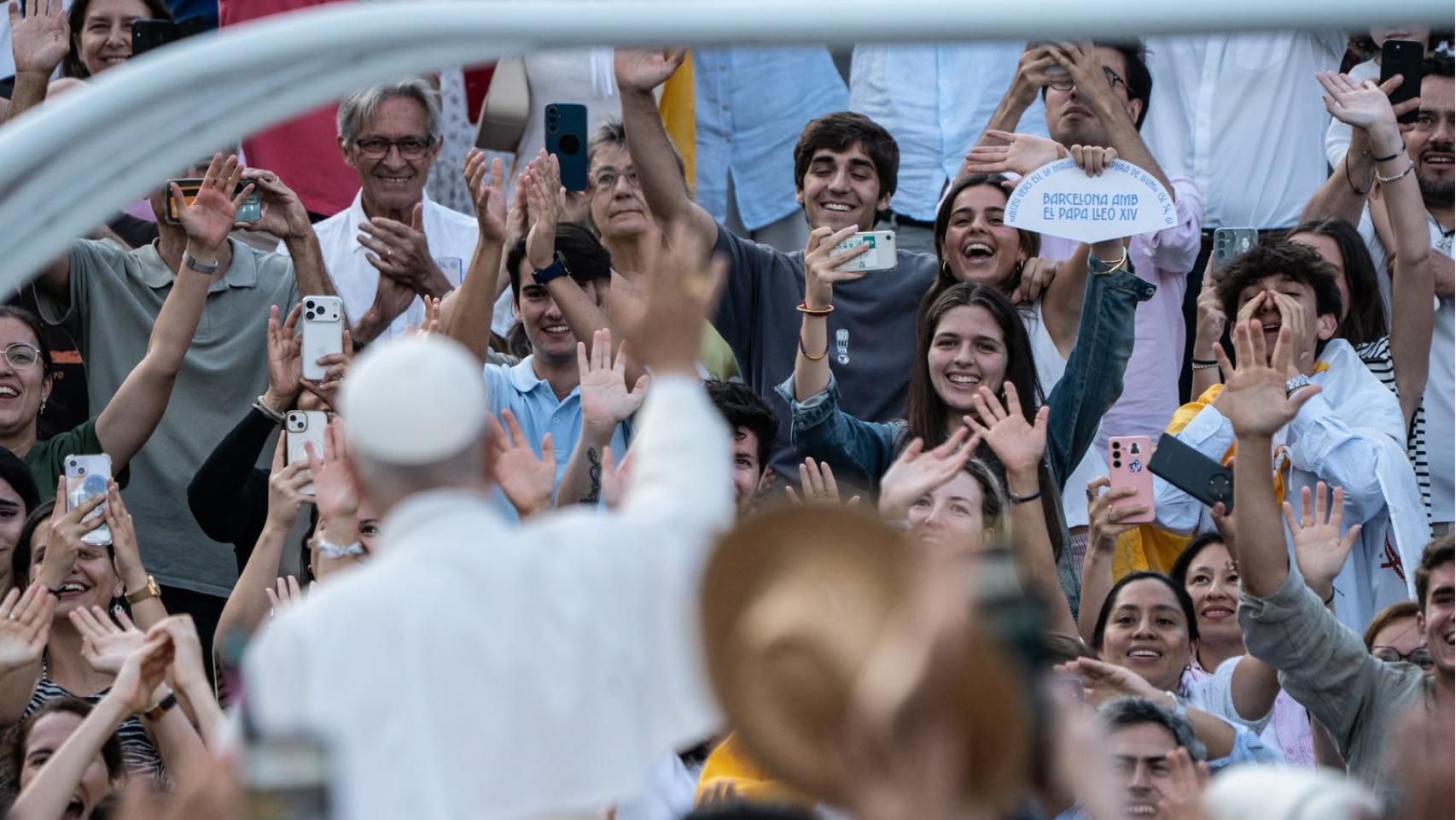 El Papa León XIV recorre el Estadi Olímpic en su papamóvil