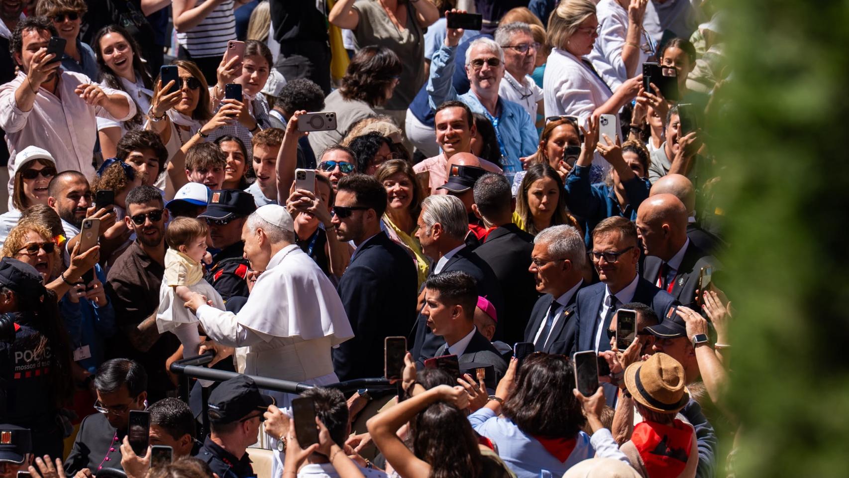 El Papa León XIV llega a la Abadía de Montserrat en el papamóvil
