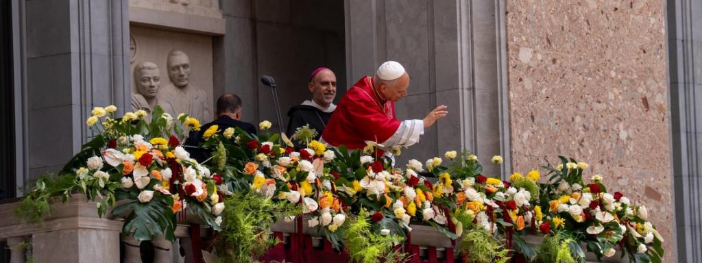 León XIV desde el balcón de Montserrat lanzando un mensaje de paz a los fieles