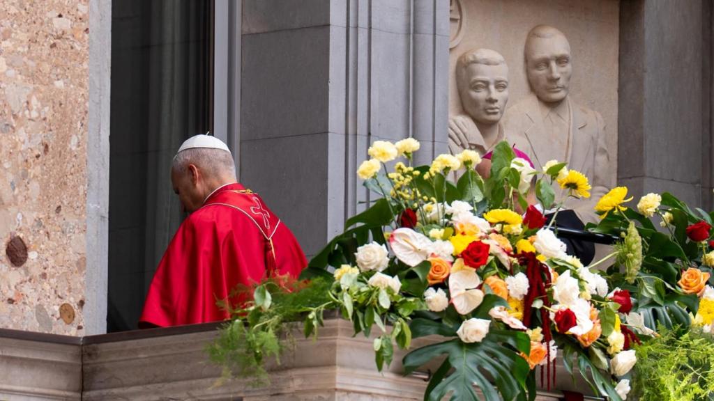 El Papa León XIV retirándose del balcón de Montserrat