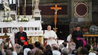 La inocencia de un niño desarma al Papa en su acto más emotivo en el Raval: “¿Por qué hay tantas personas en la calle?”