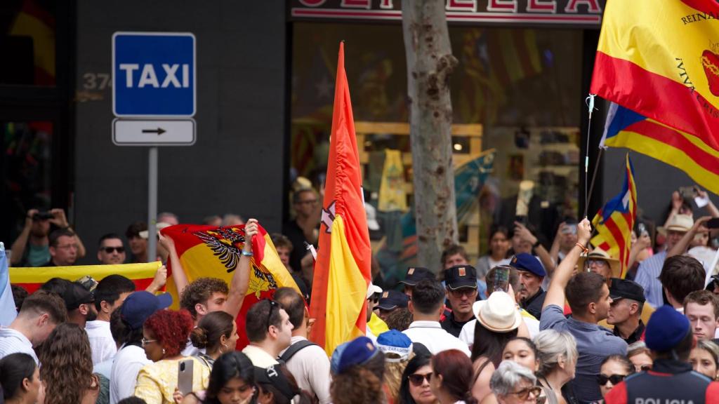 Grupos independentistas y ultraderechistas se enfrentan a la espera del Papa en Barcelona