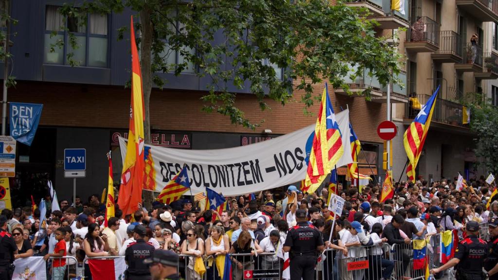 Enfrentamiento entre independentistas y ultraderechistas a la espera del Papa León XIV de Barcelona
