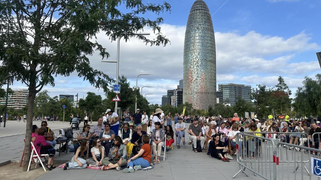 Barceloneses siguen al Papa desde la pantalla gigante de la plaza de les Glòries