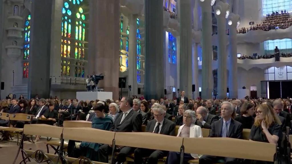 Autoridades e invitados esperan el inicio de la misa en la Sagrada Família