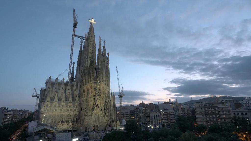 La Torre de Jesucristo iluminada tras la bendición de León XIV