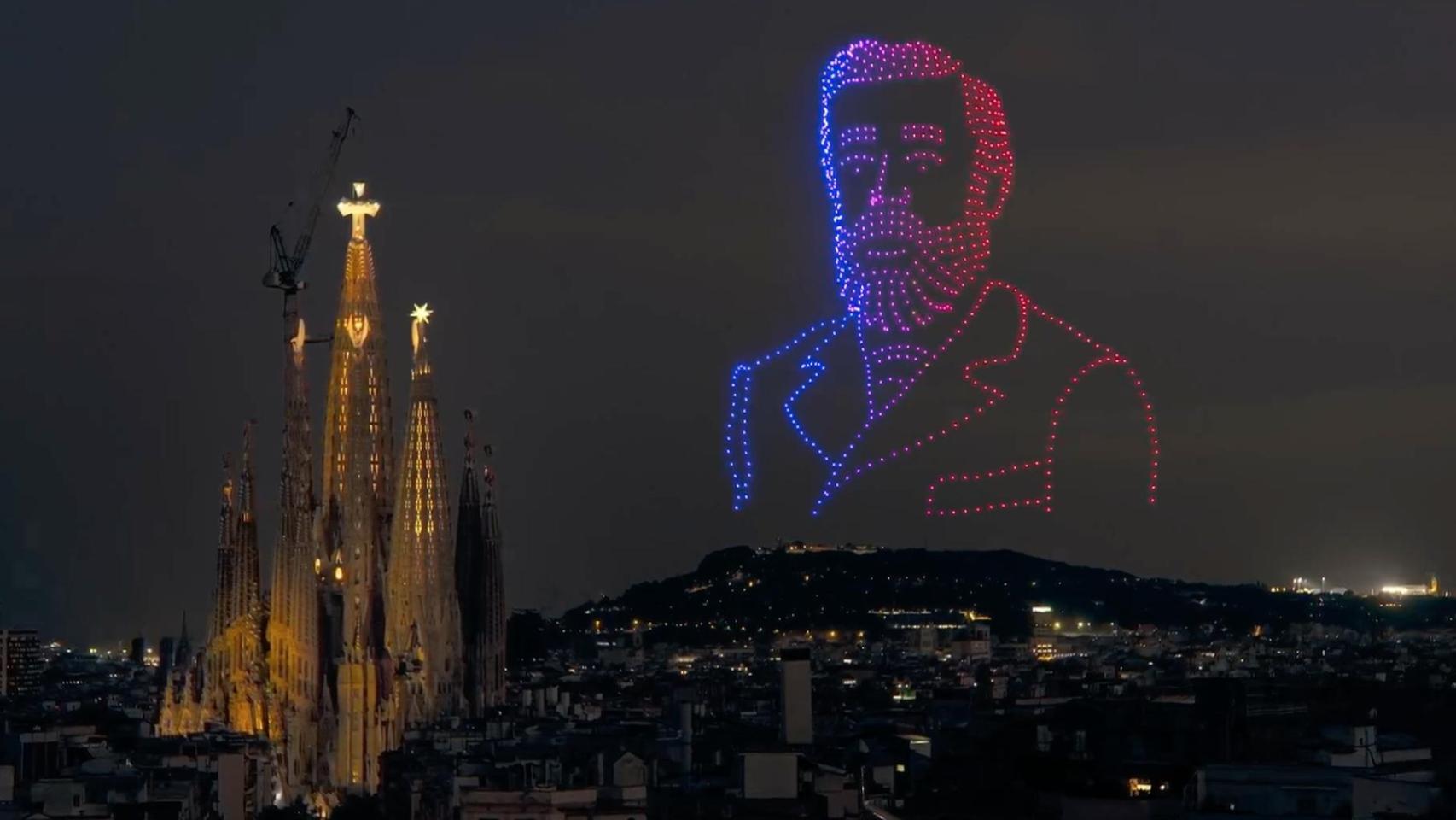 La Torre de Jesucristo iluminada junto a la figura de Gaudí con drones