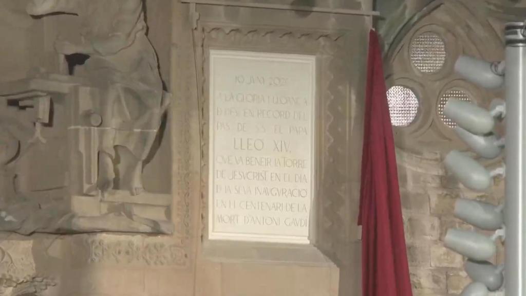 La nueva placa de la Sagrada Família para conmemorar la visita de León XIV