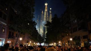 Barcelona 'alza la mirada' ante la bendecida Torre de Jesucristo: así ha sido el paso de León XIV por la Sagrada Família en una jornada histórica