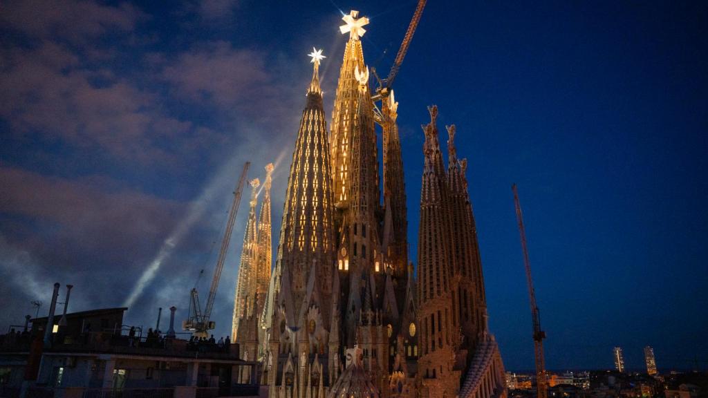 La Sagrada Família con la torre de Jesucristo iluminada